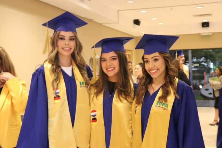Egresaron 80 nuevos profesionales con títulos válidos en Paraguay y Europa