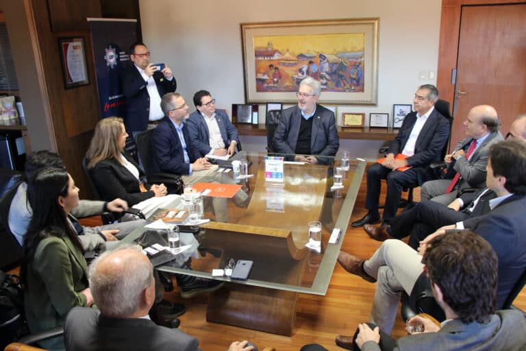 UIP y ProChile analizan oportunidades de cooperación empresarial