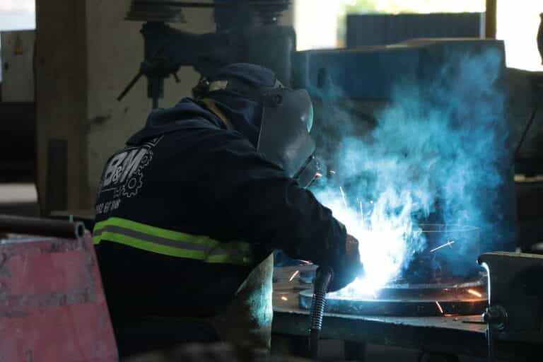 UIP Joven recorrió Matalúrgica B&M y conoció sus capacidades para acompañar el crecimiento de la industria paraguaya